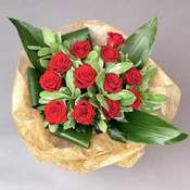 9 adet kirmizi g�l krep kagida  G�lba�� anneler g�n� �i�ek yolla 