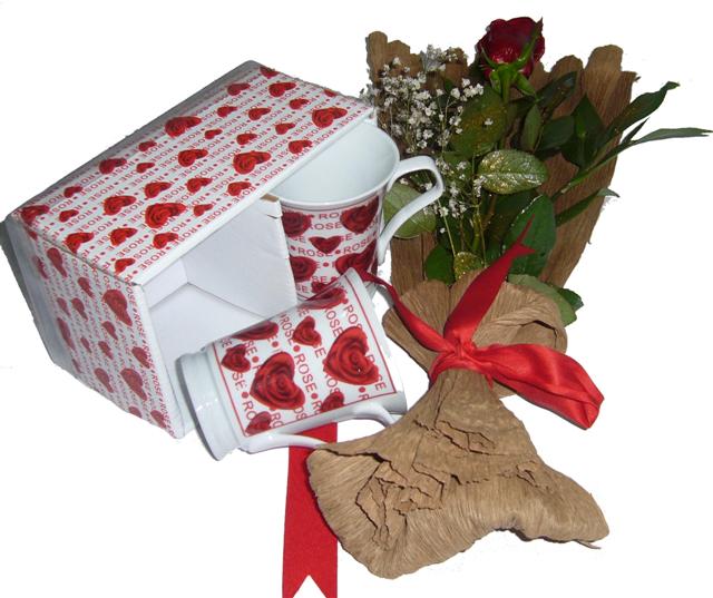  G�lba�� �i�ek yolla , �i�ek g�nder , �i�ek�i   2 adet kalpli kupa ve kirmizi g�l buketi
