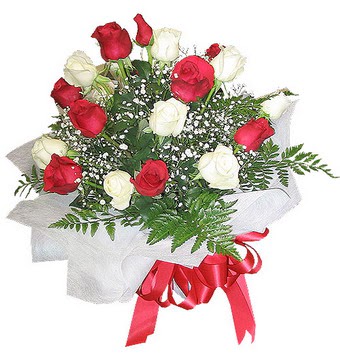  G�lba�� �i�ek online �i�ek sipari�i  12 adet kirmizi ve beyaz g�ller buket