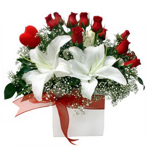  G�lba�� �i�ek kaliteli taze ve ucuz �i�ekler  1 dal kazablanka 11 adet k�rm�z� g�l vazosu