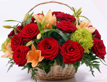 Sepette 5 adet kırmızı gül ve kır çiçekleri  Gölbaşı çiçek gönder cicekciler , cicek siparisi  