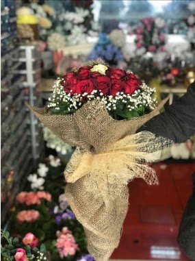 12 adet k�rm�z� 1 adet beyaz g�l buketi  ankara G�lba�� �i�ek ma�azas� , �i�ek�i adresleri 
