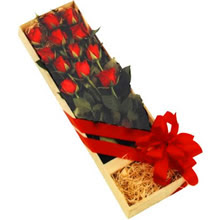 kutuda 12 adet kirmizi gül   Ankara Gölbaşı çiçekçi uluslararası çiçek gönderme 