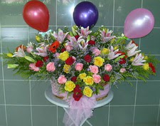 G�lba�� Ankara �i�ek yolla  sepet i�erisinde yayvan �i�ekler ve balon