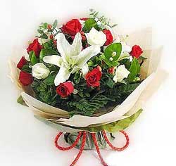 g�ller ve kazablanklardan g�rsel bir buket  G�lba�� �i�ek sipari�i yurti�i ve yurtd��� �i�ek sipari�i 