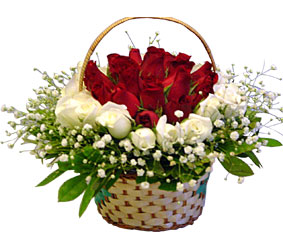  Çiçek yolla Gölbaşı internetten çiçek satışı  Sepet içerisinde kirmizi ve beyaz güller ile hazir