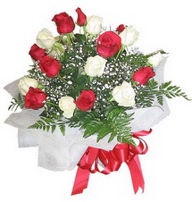  G�lba�� �i�ek online �i�ek sipari�i  12 adet kirmizi ve beyaz g�ller buket