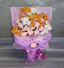 9 adet pelu� ay�c�k ve 11 adet yapay g�l buketi