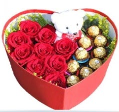 Kalp içerisinde 8 gül 9 çikolata ve ayıcık  Gölbaşı çiçek yolla , çiçek gönder , çiçekçi  