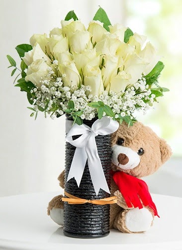 Cam vazoda 25 beyaz gül ve peluş ayı  Ankara Gölbaşı hediye sevgilime hediye çiçek 