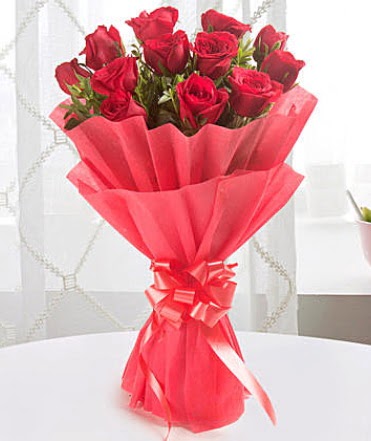 12 adet kırmızı gülden modern buket  Ankara Gölbaşı çiçekçi uluslararası çiçek gönderme  