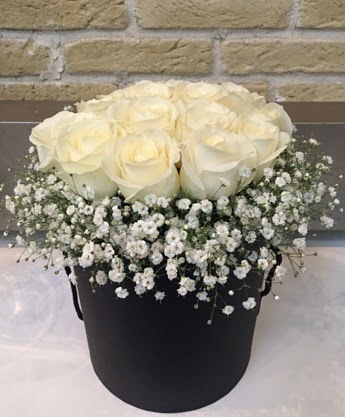 19 adet beyaz gülden görsel kutu çiçeği  Gölbaşı çiçekçi güvenli kaliteli hızlı çiçek 