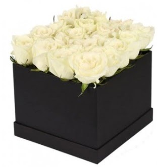 Kare kutuda 19 adet beyaz gül aranjmanı  Gölbaşı anneler günü çiçek yolla 
