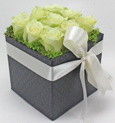 9 adet beyaz gülden özel kutu çiçeği  Gölbaşı çiçekçi güvenli kaliteli hızlı çiçek 
